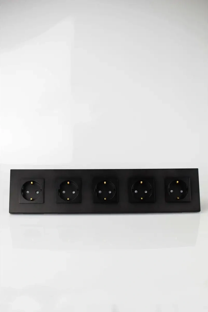 Vo'stabl Siyah Topraklamalı Ve Kapaklı Beş Pinli Priz" 163735067 105 Derece