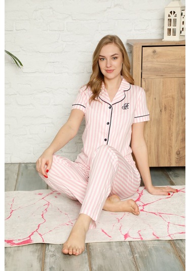 Kadın Pembe Beyaz Çizgili Gömlek Yaka Önden Düğmeli %100 Pamuk Kısa Kol Cepli Pijama Takımı Pembe