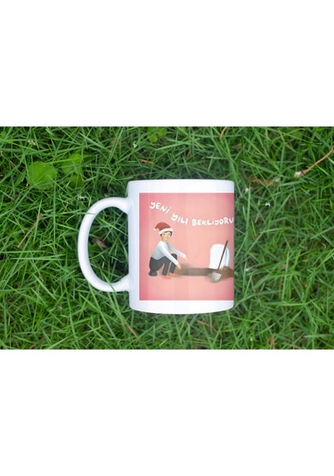 Yeni Yılı Bekliyorum Yazılı Komik Tasarım Kupa Eğlenceli Yılbaşı Hediyesi - Mizahi Kupa Beyaz