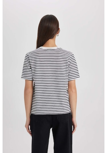 Defacto Regular Fit V Yaka Çizgili Kısa Kollu Tişört X2715AZ24SMBK81 Siyah Defacto Regular Fit V Yaka Çizgili Kısa Kollu Tişört X2715AZ24SMBK81 Siyah