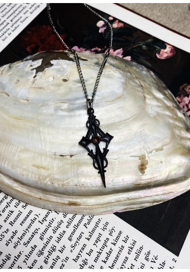 Siyah Renk Kırmızı Mineli Detaylı Haç Figürü Gotik Kolye Çok REnkli