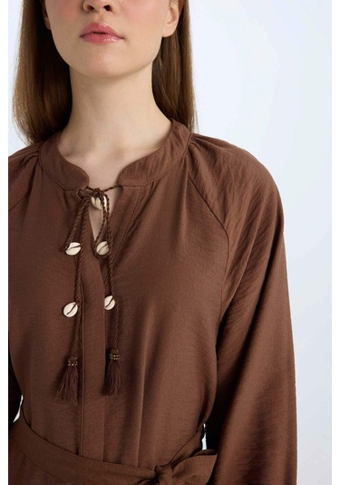 DeFacto 	Relax Fit Hakim Yaka Uzun Kollu Kuşaklı Maxi Elbise D7322AX25SPBN317