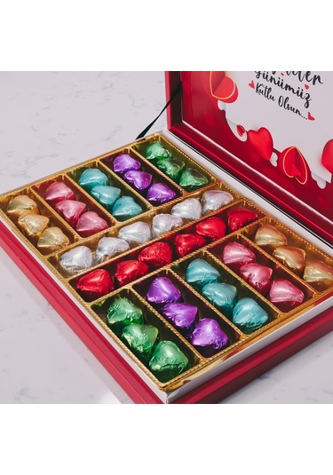 Açık Kalpler Temalı Kırmızı Kutu 42 Adet Yaldızlı Kalp Çikolata