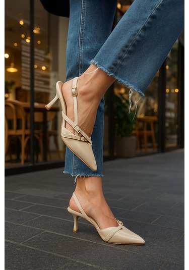 Günlük Kadın Sivri Burun Ayarlanabilir Kemer Detaylı Arkası Açık Klasik İnce Topuk Ayakkabı 922-64 Krem