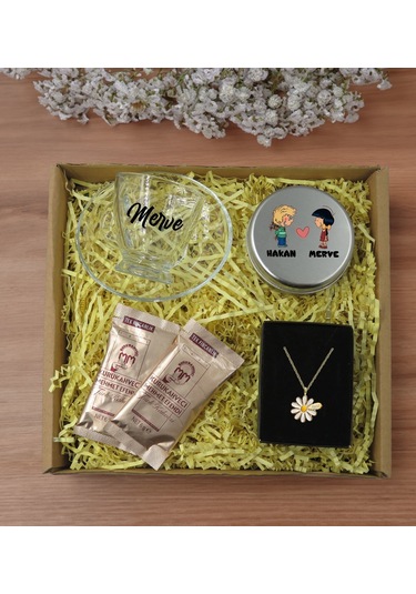 Bk Gift Kişiye Özel İsimli Dtf Cam Kahve Fincanı & Türk Kahvesi & Papatya Kolye & Gümüş Metal Kutuda Kokulu Mum Hediye Seti-2, Sevgiliye Hediye, Yıl D
