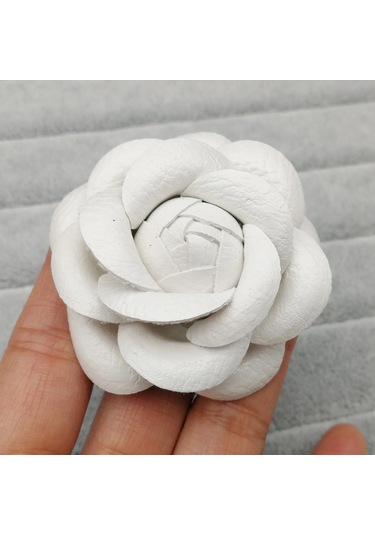 Lüks Siyah Beyaz Kumaş Kamelya Çiçek Broşu Kadın Büyük Gül White- Pu 6cm Beyaz Çok Renkli