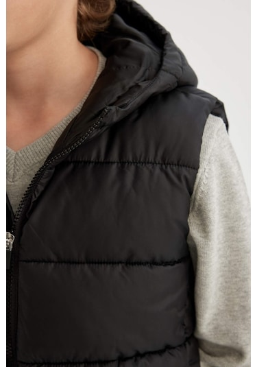 Defacto Erkek Çocuk Su İtici Kapüşonlu Şişme Yelek C4334A824AUBK27 Siyah