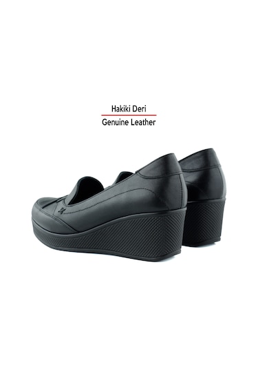 Erkan Saçmacı Shay Exclusives Siyah Hakiki Deri Çapraz Bant Detaylı İşlemeli Dolgu Topuklu Günlük Ayakkabı Siyah Erkan Saçmacı Shay Exclusives Siyah Hakiki Deri Çapraz Bant Detaylı İşlemeli Dolgu Topuklu Günlük Ayakkabı Siyah
