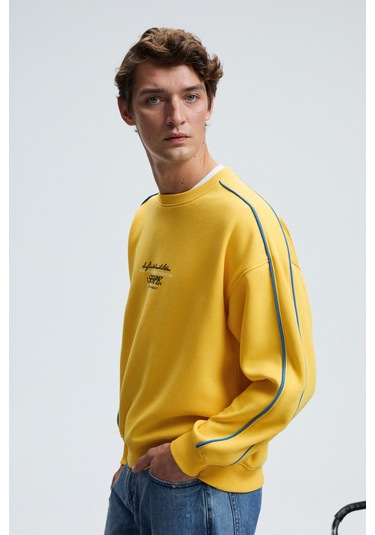 Grimelange LEIF Erkek Kolları Biyeli Önü Baskılı Yuvarlak Yaka Oversize Sarı Sweatshirt