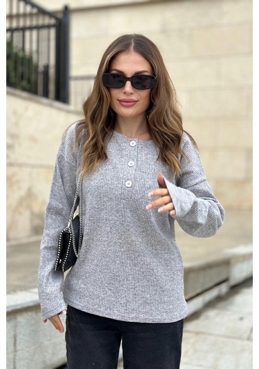Kadın Gri Yumuşak Dokulu Düğmeli Triko Kazak, Uzun Kol, Regular Kesim, Standart Boy. Gri