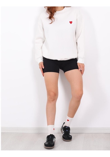 İs Berceste Kadın Bisiklet Yaka Kalp Nakışlı 3 İplik Şardonlu Sweatshirt Beyaz