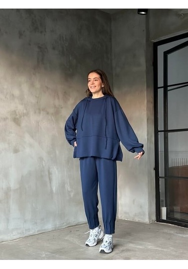 Kadın Oversize Fermuarlı Kapüşonlu Sweatshirt Pileli Paça Tesettüre Uygun Spor Şık Eşofman Takımı Lacivert Kadın Oversize Fermuarlı Kapüşonlu Sweatshirt Pileli Paça Tesettüre Uygun Spor Şık Eşofman Takımı Lacivert