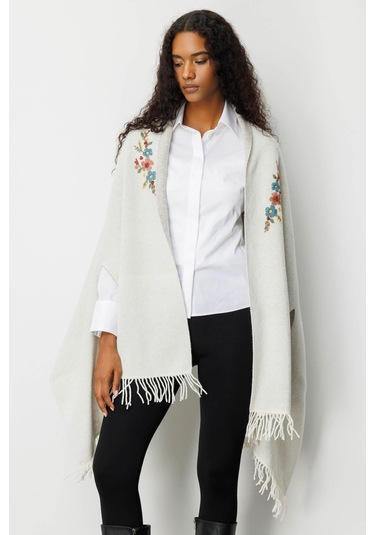 Kadın Yakası İşlemeli Koldan Geçmeli Büyük Yün Panço Kemik Kemik