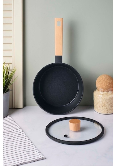 Cookwood Black İndüksiyon Tabanlı Ahşap Saplı Kapaklı Seramik Tencere 20 Cm Sıyah Siyah