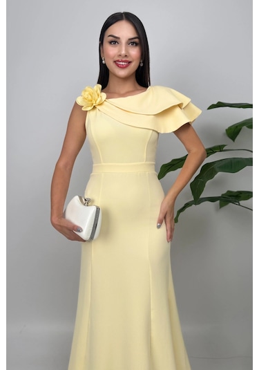 Delvira Drapeli Tek Omuz Çiçek Detaylı Uzun Sarı Abiye Elbise Sarı