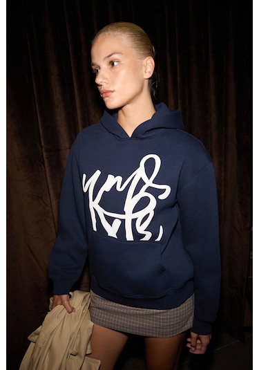 LIORAEN Kadın Baskılı Relaxed Kanguru Cepli Kapüşonlu Lacivert Sweatshirt