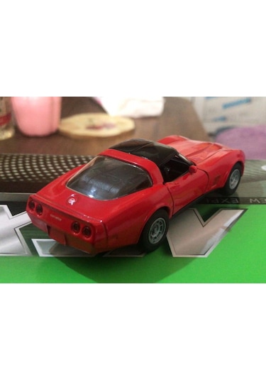 Oyuncak Metal Model Araba 1 / 36 Çek Bırak 1982 Corvette Coupe Kırmızı