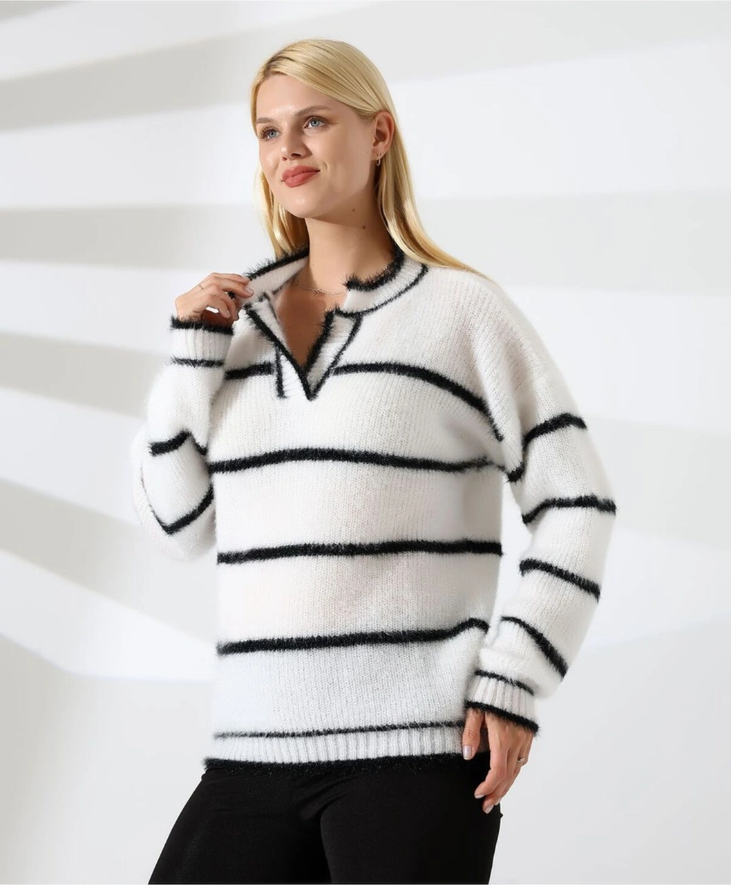 Yaka V Kesimli Tüylü Çizgili Triko Kazak Taş