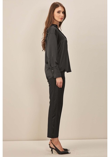 V Yaka Siyah Desenli Gömlek Siyah