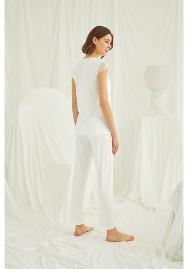 Monamise Kadın Yakası Kolu ve Omzu Dantelli Önü Düğmeli Pijama Takımı 18233 Beyaz