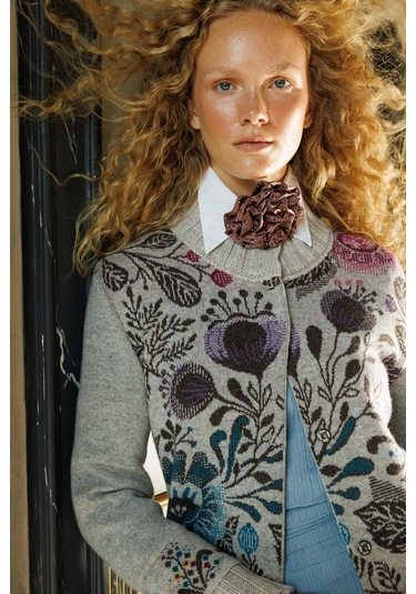 Kadın Dik Yaka Önü Renkli Çiçekli Uzun Yün Kaban V.bej V.bej