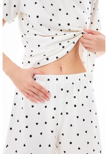 Premium Yazlık Şortlu Kadın Pijama Takımı Krem Kalp Desenli Yumuşak Dokulu Bisiklet Yaka Kısa Kollu Krem Premium Yazlık Şortlu Kadın Pijama Takımı Krem Kalp Desenli Yumuşak Dokulu Bisiklet Yaka Kısa Kollu Krem