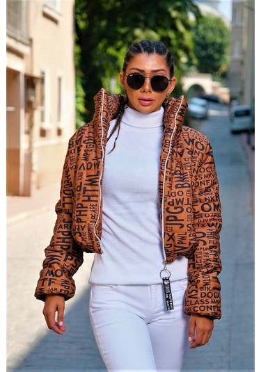 Kadın Kahverengi Yazılı Dik Yaka Su Geçirmez Kısa Şişme Mont