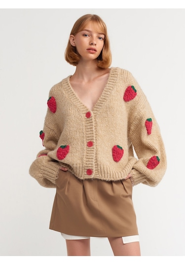 Dilvin V Yaka Çilek Nakışlı Balon Kol Triko Hırka  Bej Koyu Bej