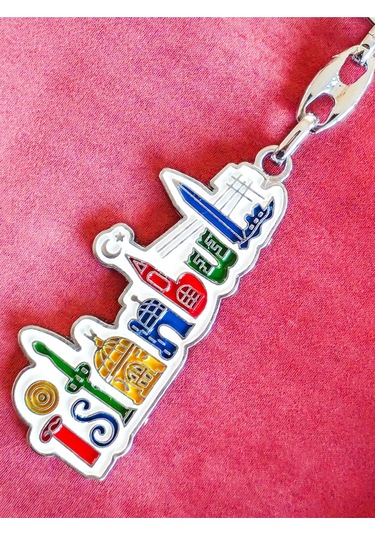 Moncuk Design Beyaz Zemin Üzerine Renkli İstanbul Yazan Metal Anahtarlık