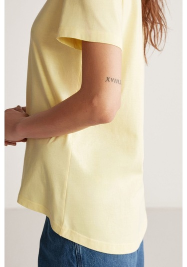 GRIMELANGE Samantha Kadın %100 Organik Pamuklu Comfort Fit Arkası Uzun Basic Örme Açık Sarı T-shirt Açık Sarı