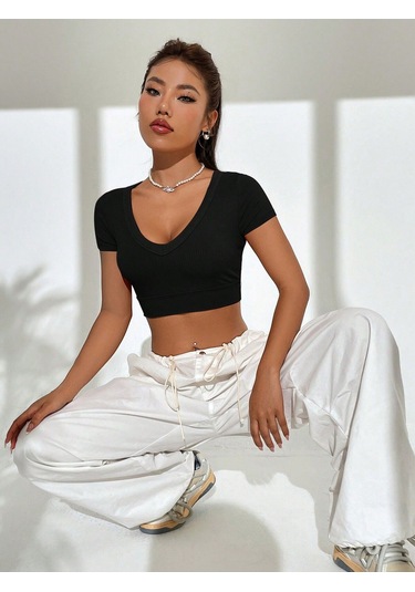 Geniş V Yaka Siyah Renk Fitilli Kısa Kollu Slim Fit Crop Top Bluz Siyah