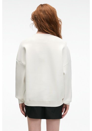 AUDRA Kadın Oversize Yuvarlak Yaka Nakış Detaylı Beyaz Sweatshirt