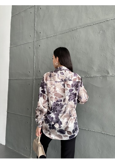 Kadın Oversize Ekru Renk Lacivert Çicek Detaylı Saten Gömlek-lacivert Lacivert