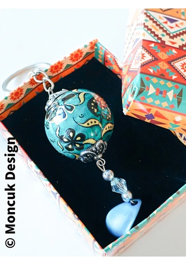 Moncuk Design Yeşil Sıcak Hava Balonu Şeklinde Üzeri Çiçek Desenli Uç Kısmı Zincir Süslemeli Anahtarlık