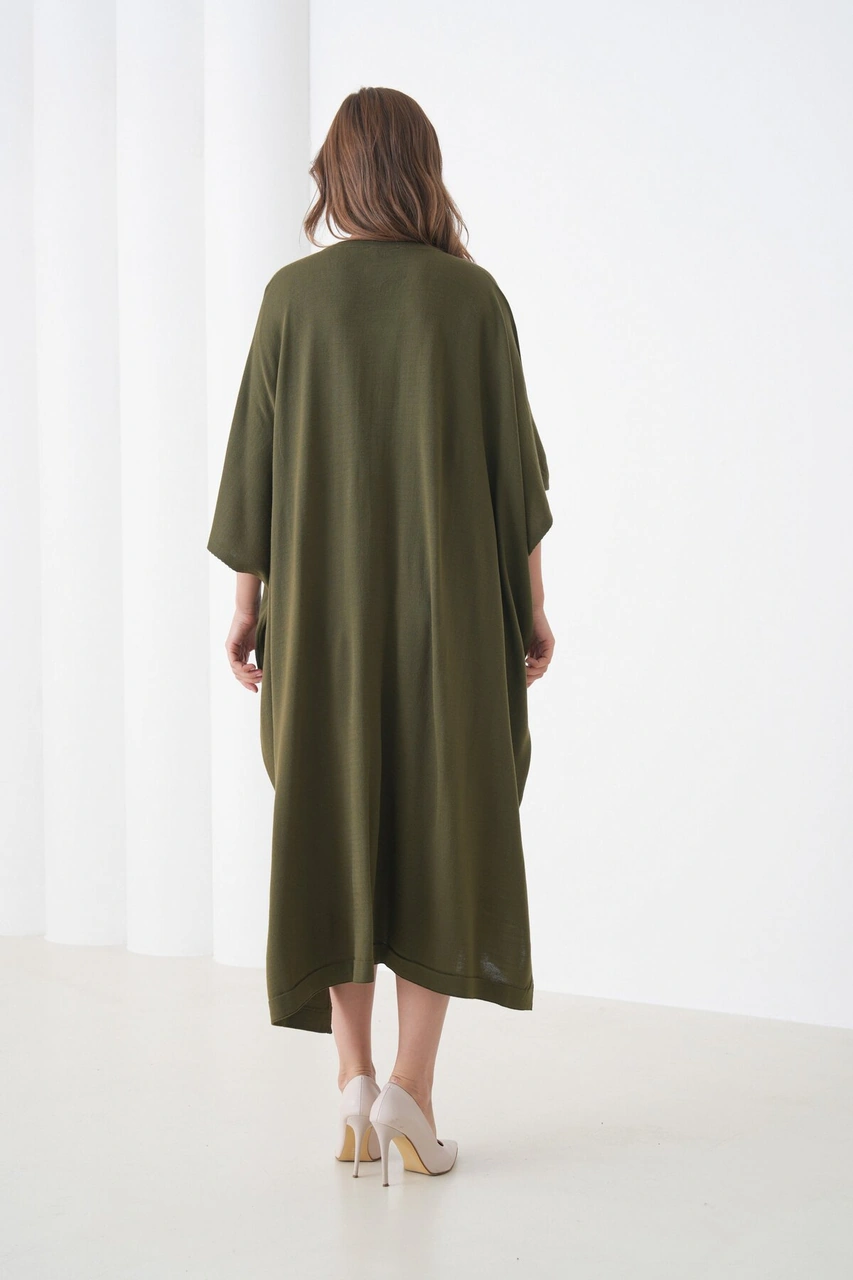 Kadın Tesettüre Uygun Önden Düğmeli Asimetrik Kesim Yarasa Kol Şık Geniş Kalıp Panço Ceket Haki