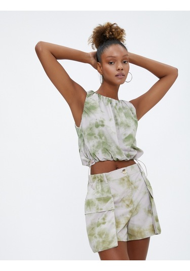Koton Kargo Şort Batik Desenli Asimetrik Kesim Paraşüt Kumaş Yeşil Desenli 3sal40130ıw 3SAL40130IW8D1 Yeşil Koton Kargo Şort Batik Desenli Asimetrik Kesim Paraşüt Kumaş Yeşil Desenli 3sal40130ıw 3SAL40130IW8D1 Yeşil