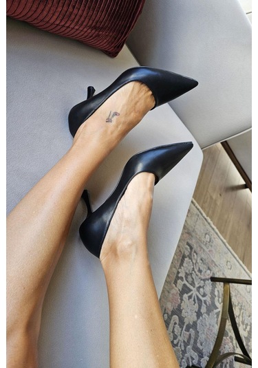 10 1109 Topukla Kadın Kadeh Topuklu 8 Cm Topuklu Stiletto Ayakkabı Siyah Deri