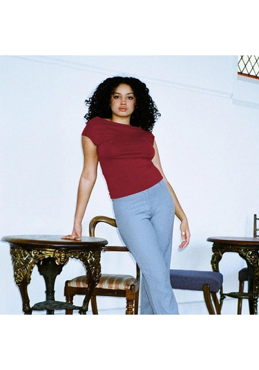 Şarap Kırmızısı Kadın Yaz Backless Kıyafetler Streetwear O-boyun Kısa Kollu Slim Fit Tişörtler Nefes Kırpılmış Üst İki Yolu Giyen Xs-l