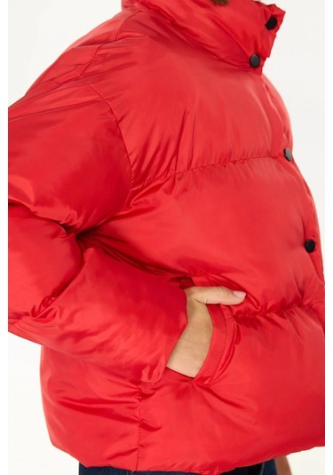 İçi Astarlı Su Ve Rüzgar Geçirmez Cepli Dik Yaka Kadın Mont Kırmızı