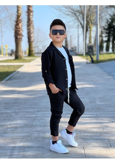 Modavals Kol Katlamalı Keten Gömlek & Beli Lastikli Keten Pantolon & Pamuklu Tshırt & Zincir Aksesuar 4lü Keten Erkek Çocuk Takım Siyah Modavals Kol Katlamalı Keten Gömlek & Beli Lastikli Keten Pantolon & Pamuklu Tshırt & Zincir Aksesuar 4lü Keten Erkek Çocuk Takım Siyah