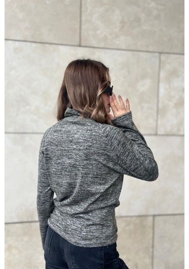 Kadın Haki Kendinden Desenli, Yumoş Kumaş, Uzun Kol, Düğme Detaylı, Boğazlı Bluz Haki