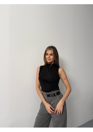 Kadın Kolsuz Büzgü Detaylı Dik Yaka Bluz Siyah