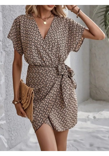 Kadın Kısa Yarasa Kollu Önden Kruvaze Yaka Detaylı Önden Bağlamalı Desenli Süprem Elbise Desenli Kadın Kısa Yarasa Kollu Önden Kruvaze Yaka Detaylı Önden Bağlamalı Desenli Süprem Elbise Desenli