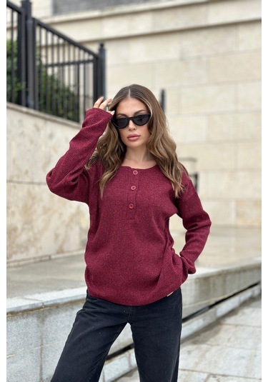 Kadın Bordo Yumuşak Dokulu Düğmeli Triko Kazak, Uzun Kol, Regular Kesim, Standart Boy. Bordo