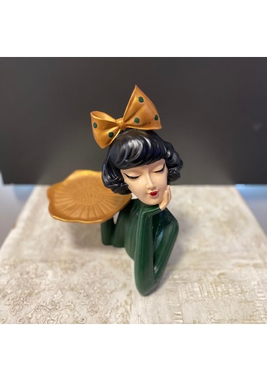 Elinde Tepsi Tutan Servis Yapan Kız Biblo