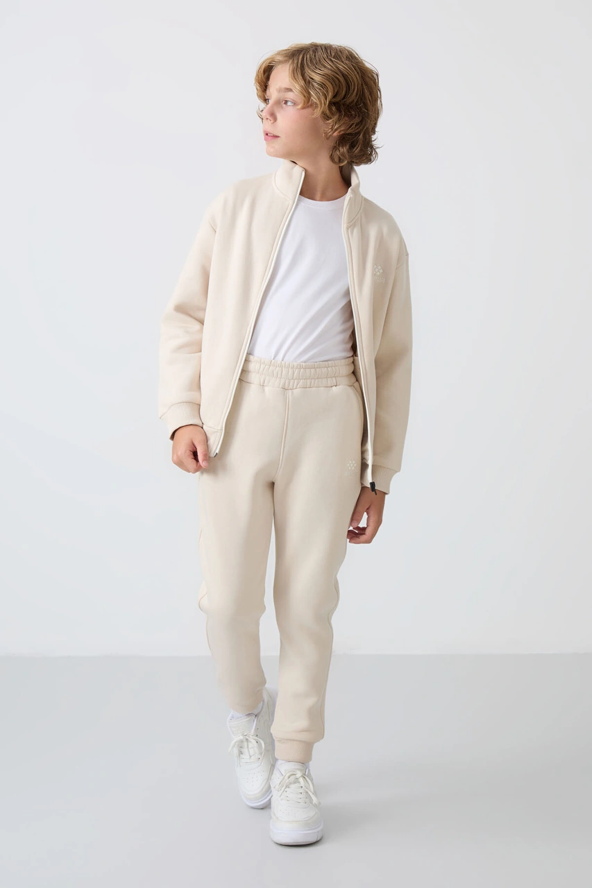 Bej Pamuklu Kalın İçi Tüylü Yumuşak Dokulu Standart Fit Nakışlı Erkek Çocuk Eşofman Takım - 11256 Bej Bej Pamuklu Kalın İçi Tüylü Yumuşak Dokulu Standart Fit Nakışlı Erkek Çocuk Eşofman Takım - 11256 Bej