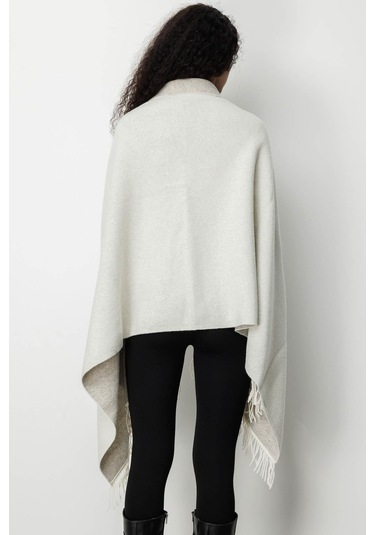 Kadın Yakası İşlemeli Koldan Geçmeli Büyük Yün Panço Kemik Kemik