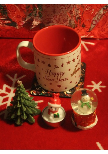Yılbaşına Özel Kutulu Hediye Seti - Yeni Yıl Kupa & Kar Küresi & Bardak Altlığı & Mum