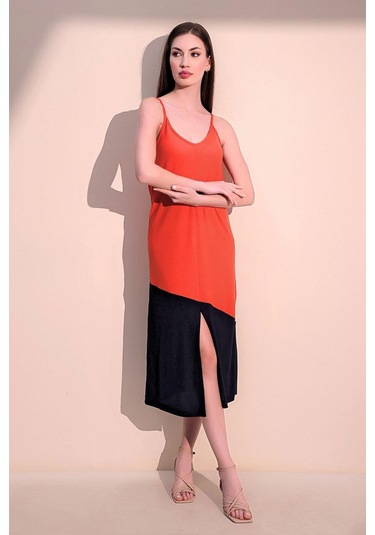 Kadın Mercan & Siyah Rahat Asimetrik Bloklu Yırtmaçlı Askılı Uzun Elbise Mercan