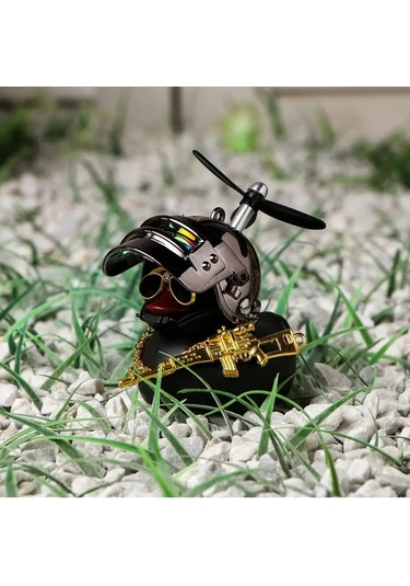 Simalend Arabanın İçinde Kasklı Ve Gözlükli Ördek 165493343